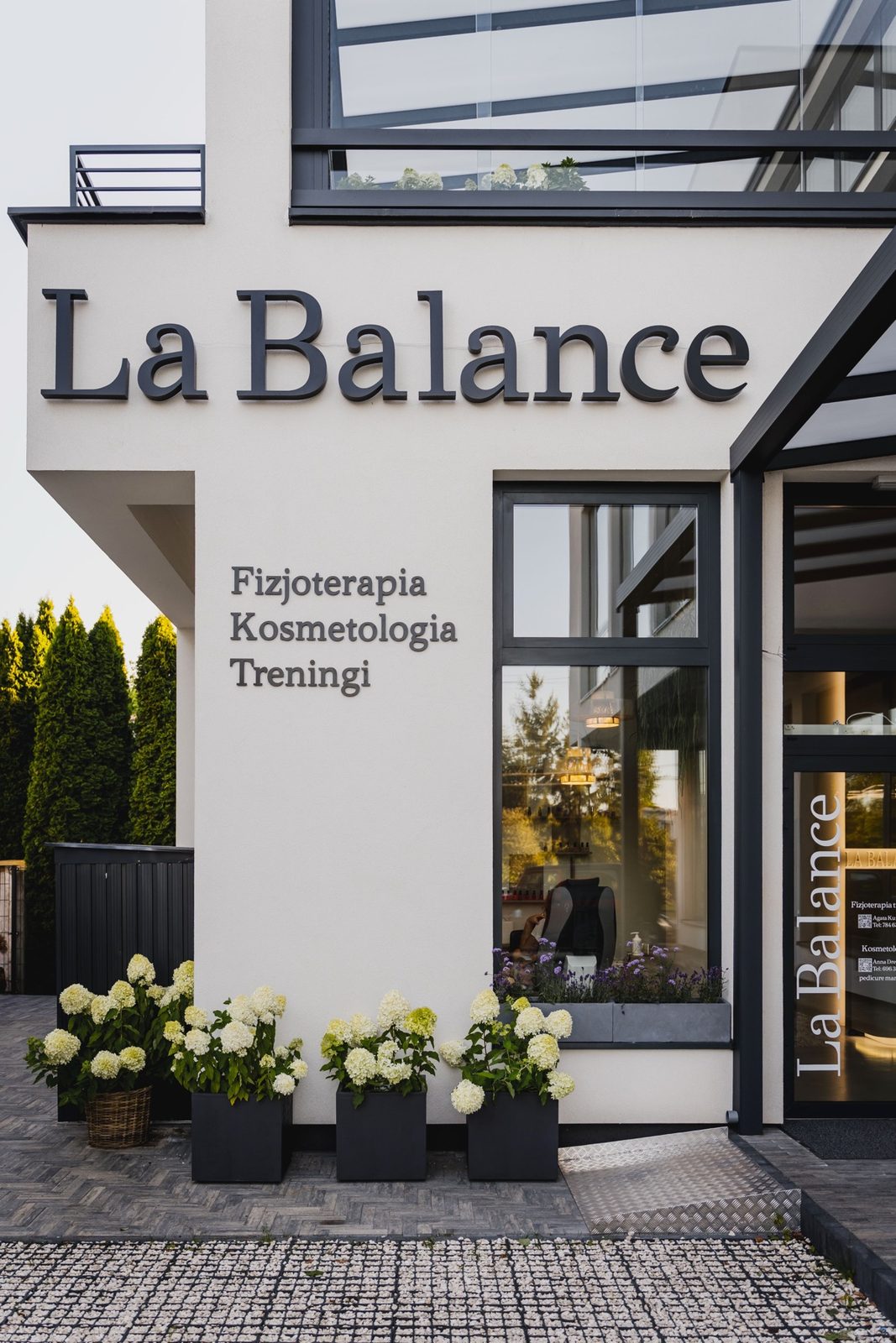 Budynek La Balance przy Warszawskiej 153 A w Łomiankach
