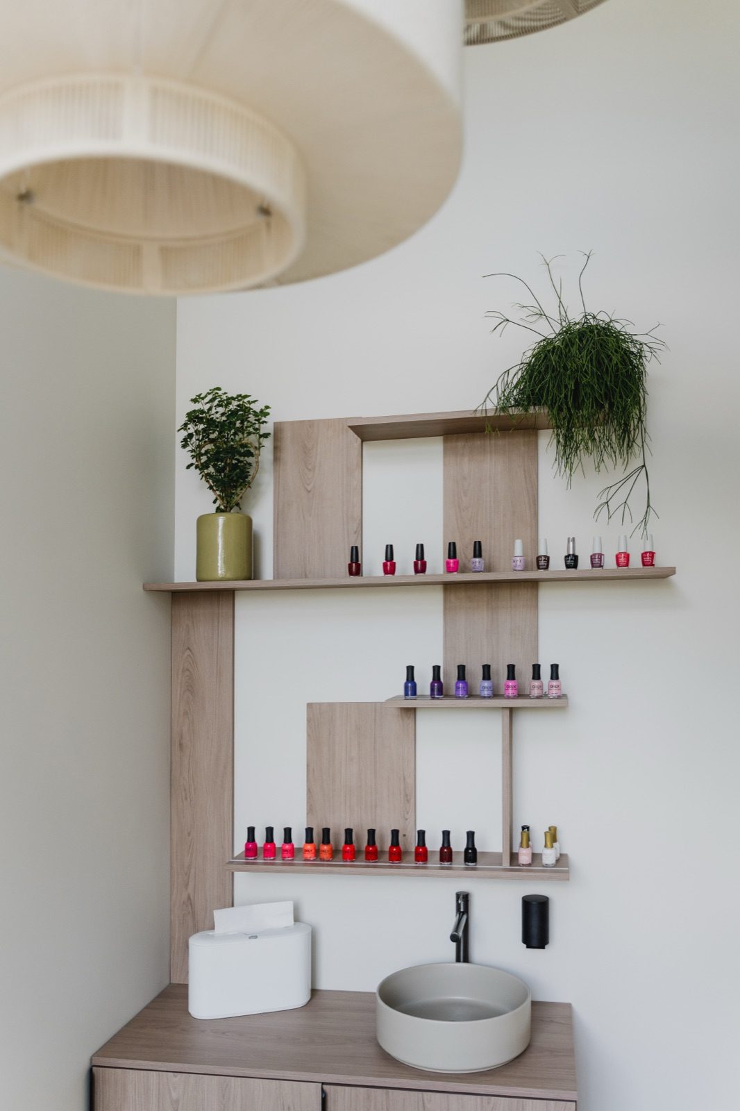 Stanowisko manicure z lakierami