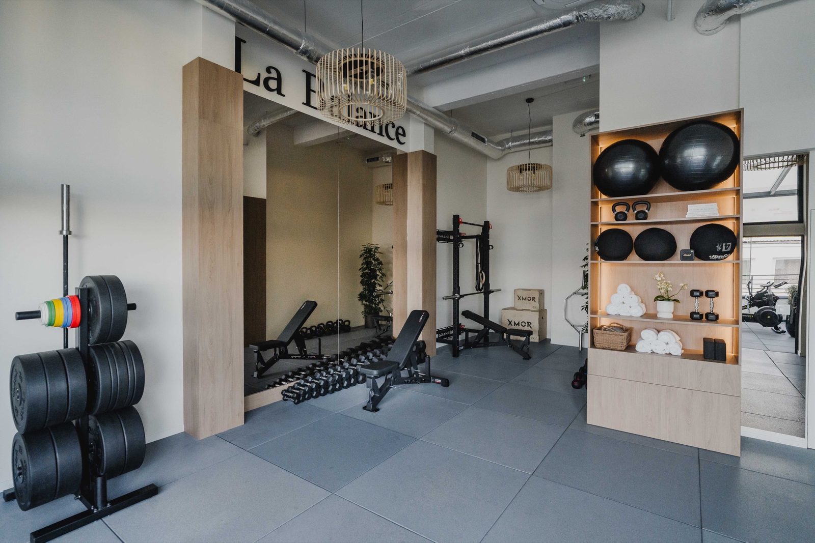 Sala treningowa La Balance, rack, hantle i lustro