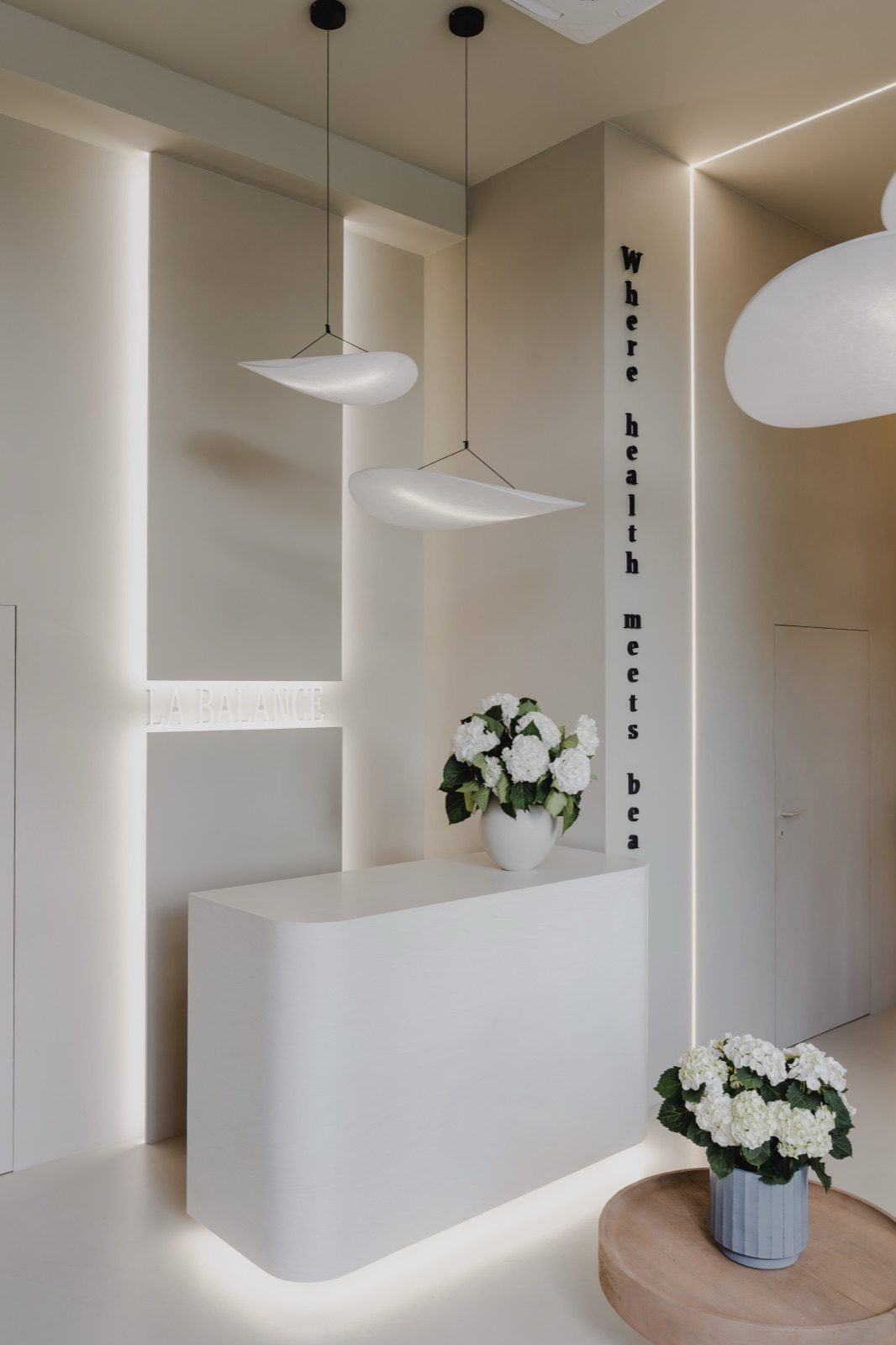 Recepcja La Balance z designerskimi lampami
